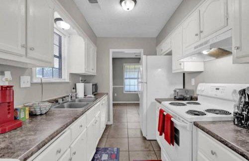 Glamorous 3BR 2BA house w/ large fenced backyard - Foto 9