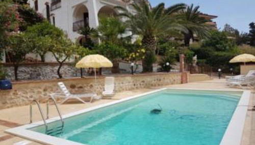 Villa del Golfo Urio with swimming pool shared by the two apartments it is essential to have a car - Foto 2