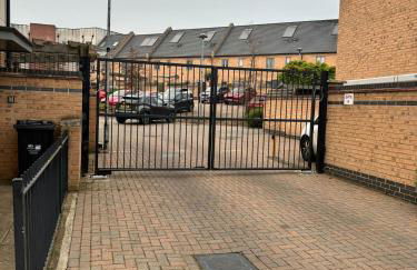 Luxury 2 Bedroom Northampton Townhouse with Balcony - Foto 26