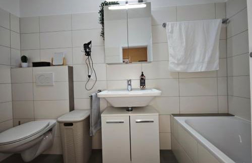 NEU! KINGS-Apartment - 300m zum Bahnhof - 6 Personen - Küche - Gerberplatz - Foto 36