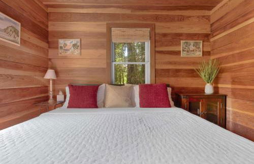 Cozy Riverfront Cabin Just Steps to the Russian River with Beach Access & Wood Stove - Foto 15