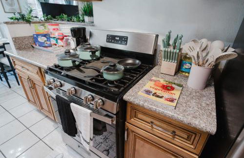 Entire Private Home with 4 Bedrooms 2 Bathrooms, Garage & Gated Yard, Near San Diego Gaslamp, Beach, Available Now - Foto 16