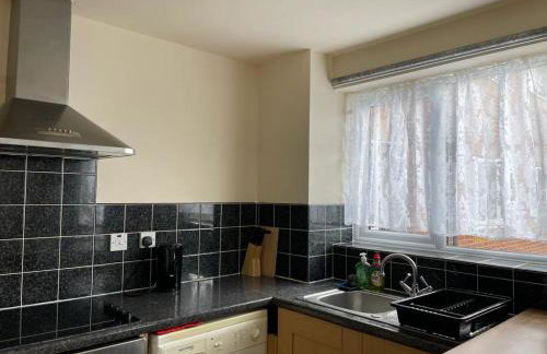 Self contained 1 bed flat next with free parking, adjacent to metro station also direct bus to O2 and Excel via Cable Car - Foto 5