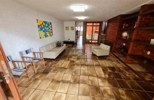 Casa Super Agradável, 250 metros da praia da Areia Preta, cinco quartos com ar, wifi, garagem, completa - Foto 3