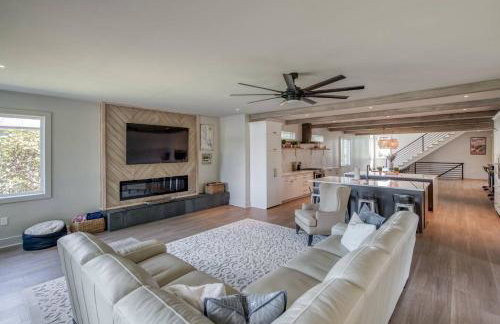 6BR Lakefront Private Dock & Bonfire Sleeps 12 - Foto 11