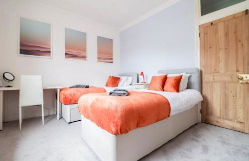 Spacious 4-Bed Home, Perfect Stay with Free WiFi - Foto 1