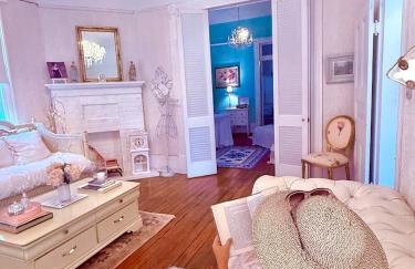 4BR 3 BA HUGE, Balcony, Cemetery, Streetcar sleeps 8! - Photo 44