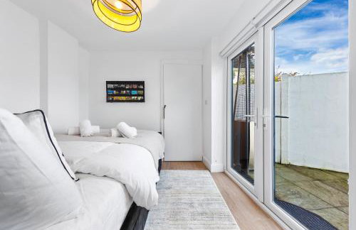 AC & Private Drive Stylish 4BR 5 Beds 8 Guests Wifi And Parking - Photo 40