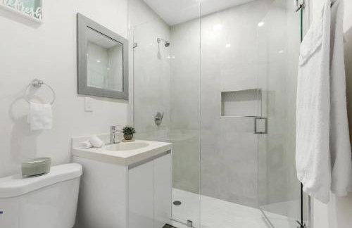 Charming 4BR Oasis with Saltwater Pool and Parking - Foto 26