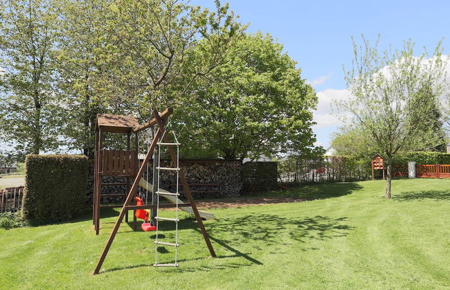 Cushy Holiday Home With Fenced Garden - Photo 27