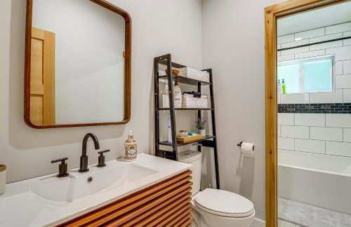 Deck, Hot Tub and Views Sleek Getaway in Index! - Foto 15