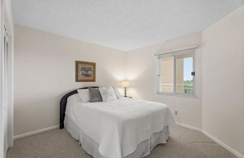 Ocean Front 2-bed, 2-bath 6th-floor comfy and inviting condo unit on Hutchinson Island - Photo 8
