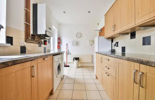 4 Modern Contractor Stay Bed with TV in Every Room and Parking in Swansea - Foto 2