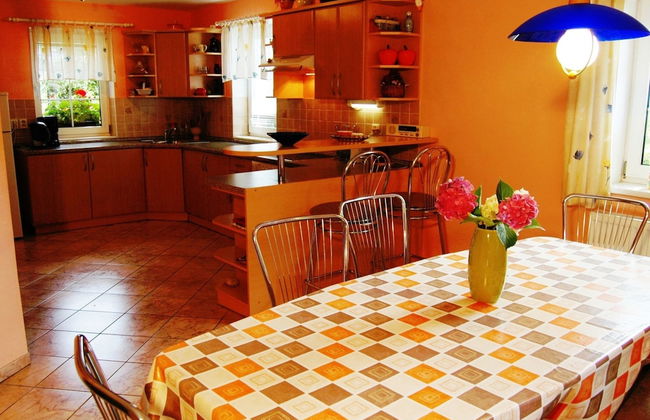 Comfortable Detached House With Large Garden - Photo 9