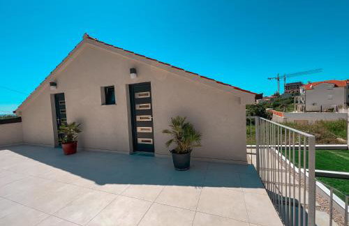 Mediterranean Oasis Seaside Villa with Pool - Foto 38