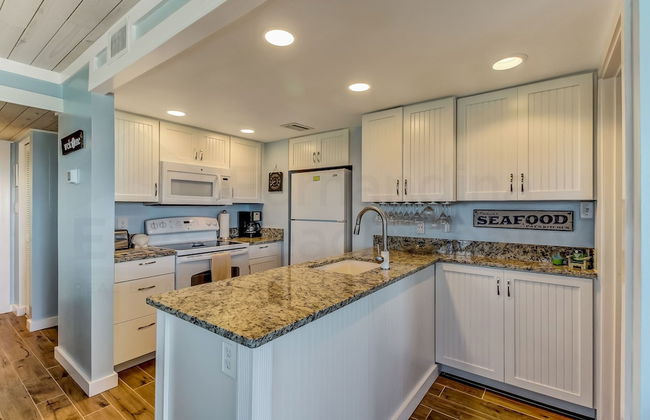 Newly Remodeled Oceanfront Condo with Salt Water Pool and Private Walkway to Beach by RedAwning - Foto 8