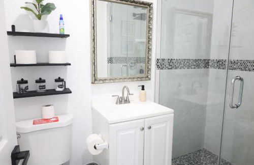 GREAT Luxe House NEAR Downtown & Marina in Miami - Photo 39