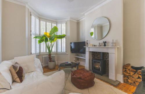 Modern Comforts in a Designer Home - Photo 23