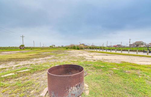 Canal-Front Coastal Getaway in Gilchrist with Deck - Foto 37