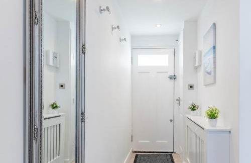 4-Bedroom Seafront House in Southend Sea Views - Pass the Keys - Foto 62