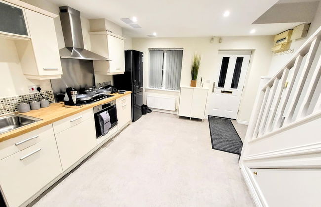 Large Modern House with Parking - Photo 39