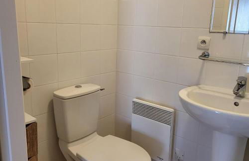 2025 Reno 2-Bed Escape w pool Min to GolfCources - Foto 29