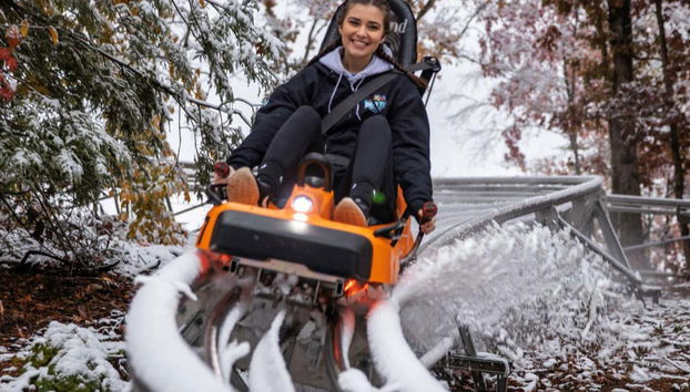 Una ragazza sorridente durante il giro