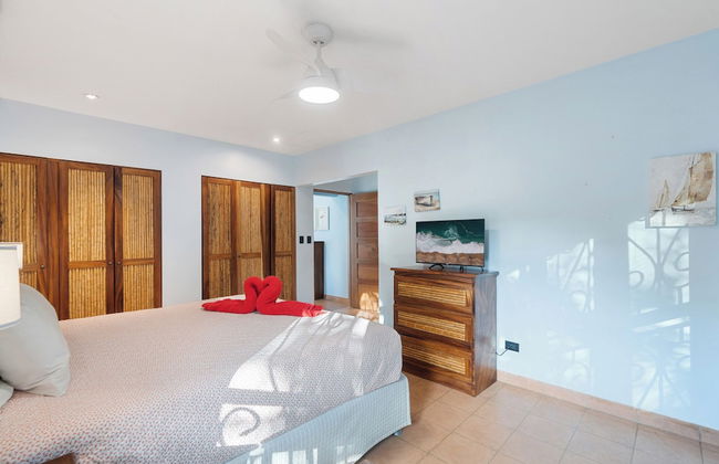 Spacious Home w/ Private Pool & Covered Patio Near the Beach - Foto 8