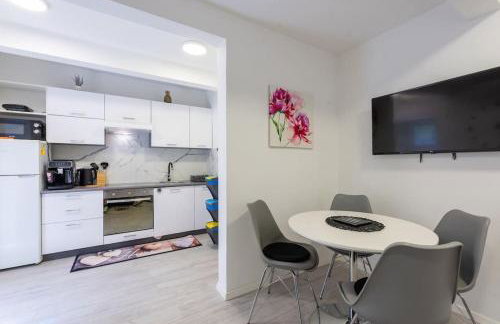 City Center Apartment with Free Parking - Foto 25