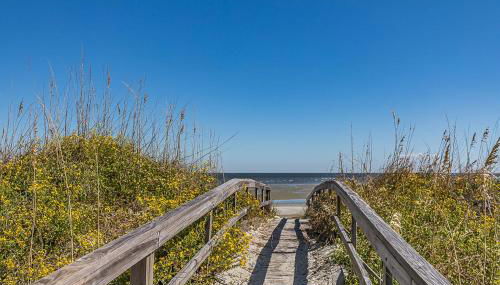 First Floor Condo - Walking distance to beach and pools! - Foto 3