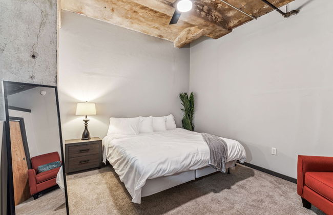 Luxury Historic Loft with Gym - Photo 62