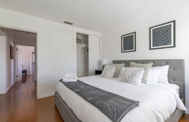 Charming Spacious Home - Modern Comforts, Prime Location - Photo 12