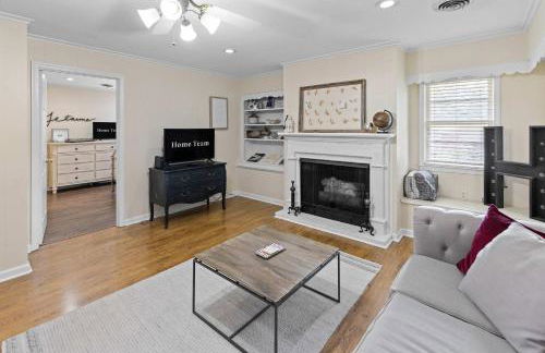 Modern Memphis Retreat - Sleeps 7 - Fireplace - Foto 9