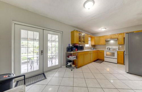 Fenced-In Yard Home 3 Mi to Hard Rock Stadium! - Photo 11