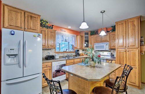 Lakefront Family Getaway with Private Deck and Dock! - Foto 8