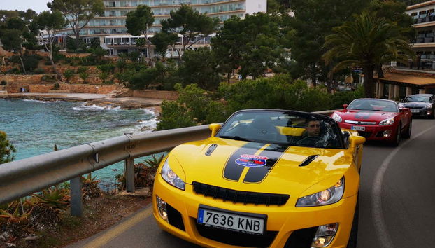 Alla guida di un'auto sportiva