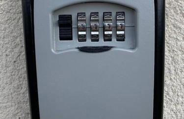 Compact Modern Apartment Single Person or Couple Only - Photo 16