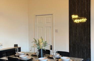Lux 4 Bedroom House - Jacuzzi Bath Sleeps 9 Free Parking Near Leeds Centre - Foto 15