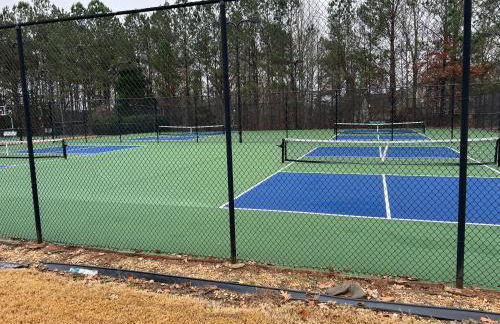 Deck, BBQ Grill, Backyard Fire Pit, Pool, Jacuzzi Tub, 65 inch TV - Foto 16