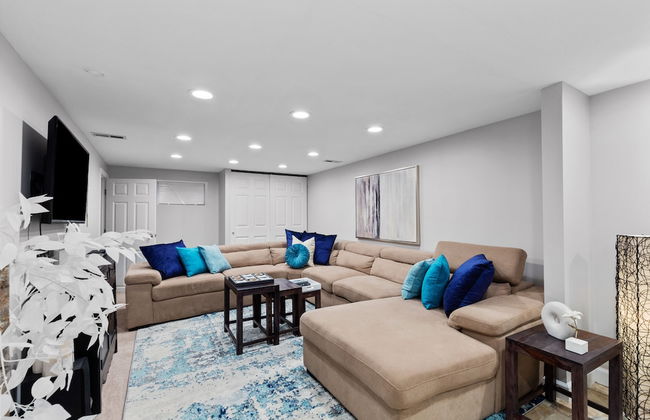 Metropolitan Escape I JZ Vacation Rentals - Photo 16