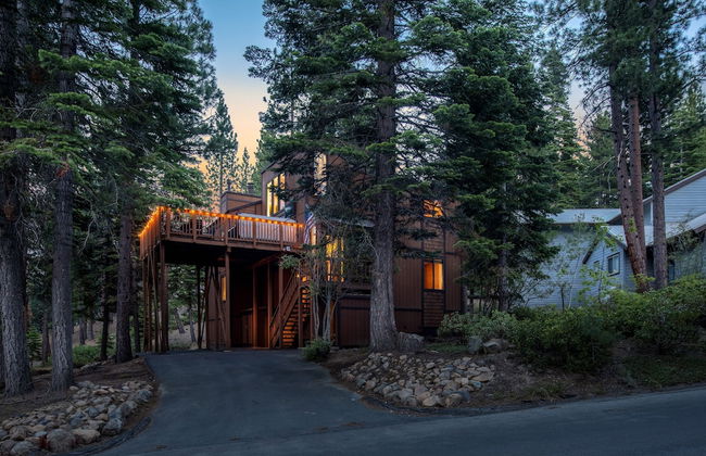 Wolfe by Avantstay 5mins Northstar w Hot Tub Fireplace 2 Private Decks - Photo 6