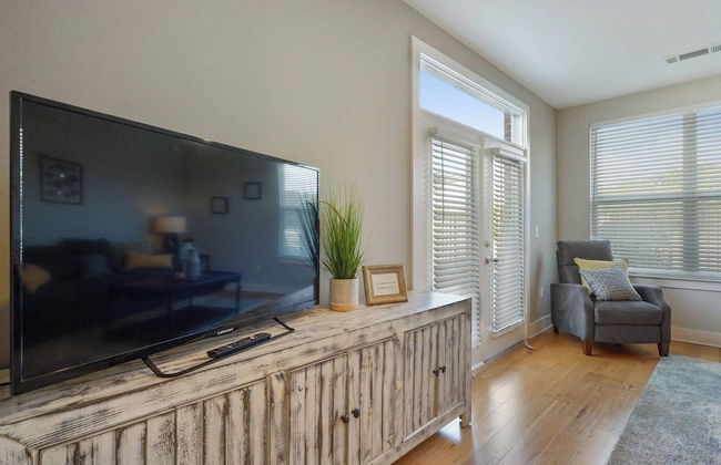 Luxurious Downtown Condo - Photo 17