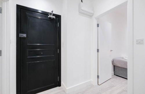 Luxurious 1 Bed Serviced Apartment with Wi-Fi - Photo 65