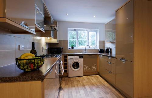 Spacious 4-Bedroom House in Aylesbury Ideal for Contractors Professionals or Larger Families - Foto 7