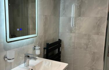 CozyNest 2BR Modern Property with Parking - Foto 22