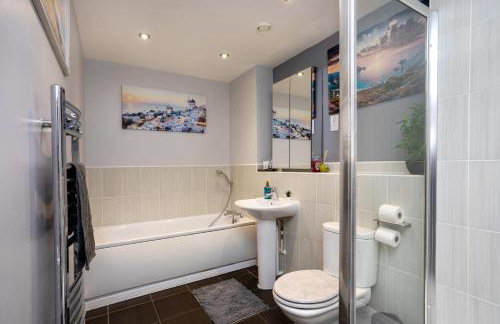 Vista Verde - Luxury City Penthouse 2BR - Sleeps up to 6 - Parking - Photo 6