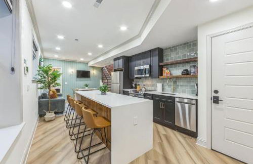 Bi-Level 2BR w Rooftop - Sleeps 12 - 10 min to DT - Foto 1