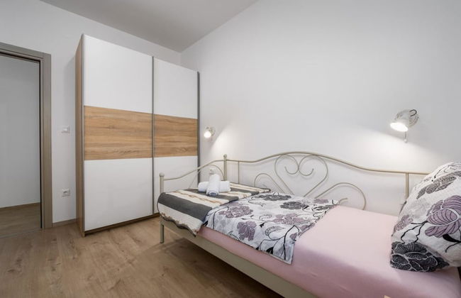 Paula - With Pool - H - Photo 2