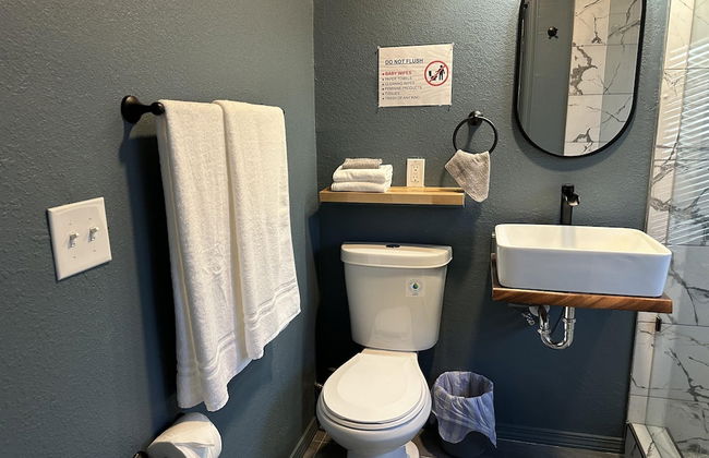 Bright Trendy Studio 9min to Asia District - Photo 3