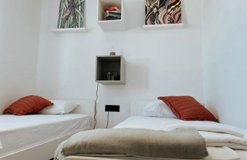 Dawn & Dusk - Modern Two Bedroom Apartment with Mountain Views - Photo 12